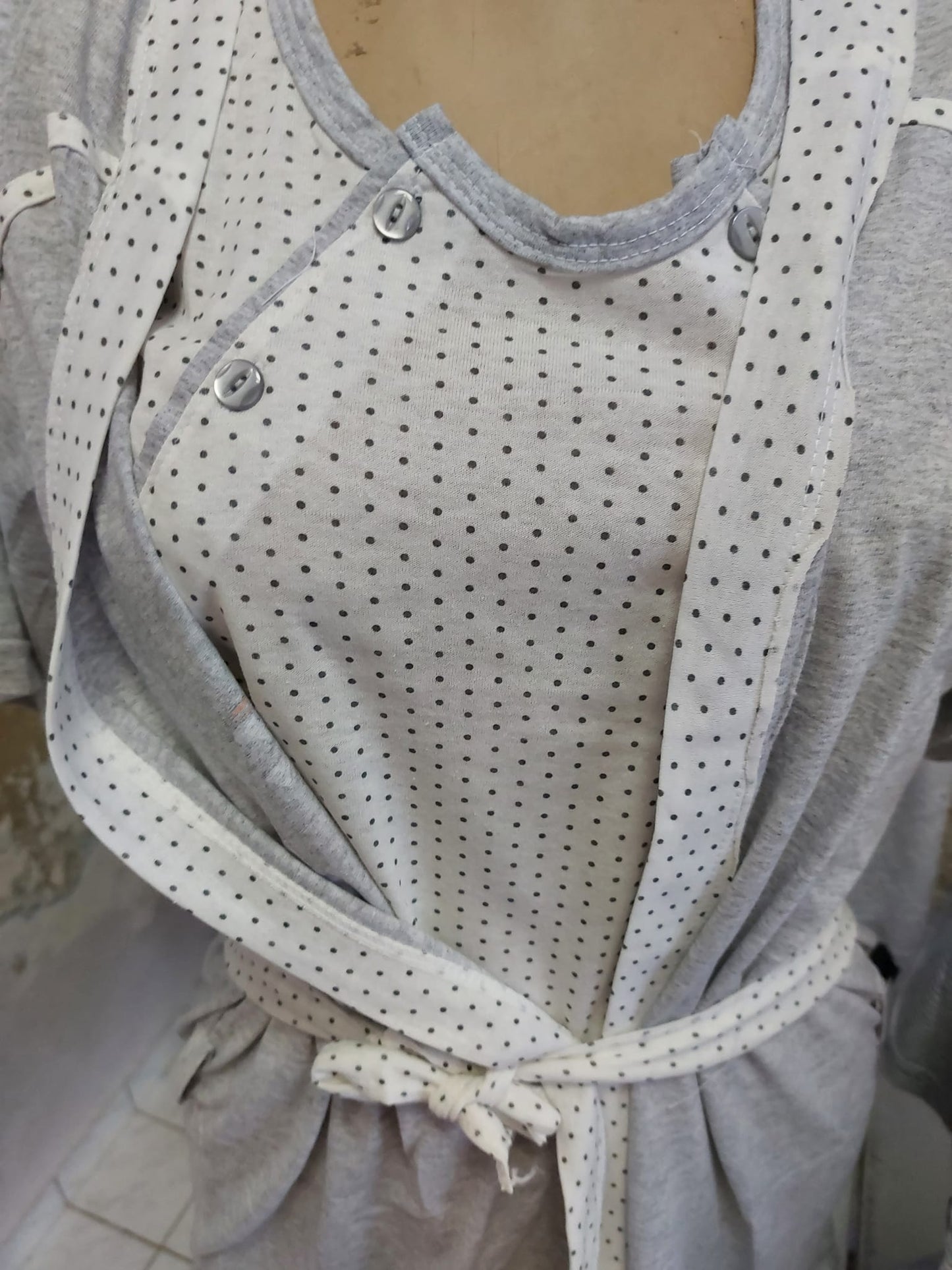 KOMPLET ZA RODILIŠTE - OGRTAČ + 2 SPAVAĆICE KARTKIH RUKAVA