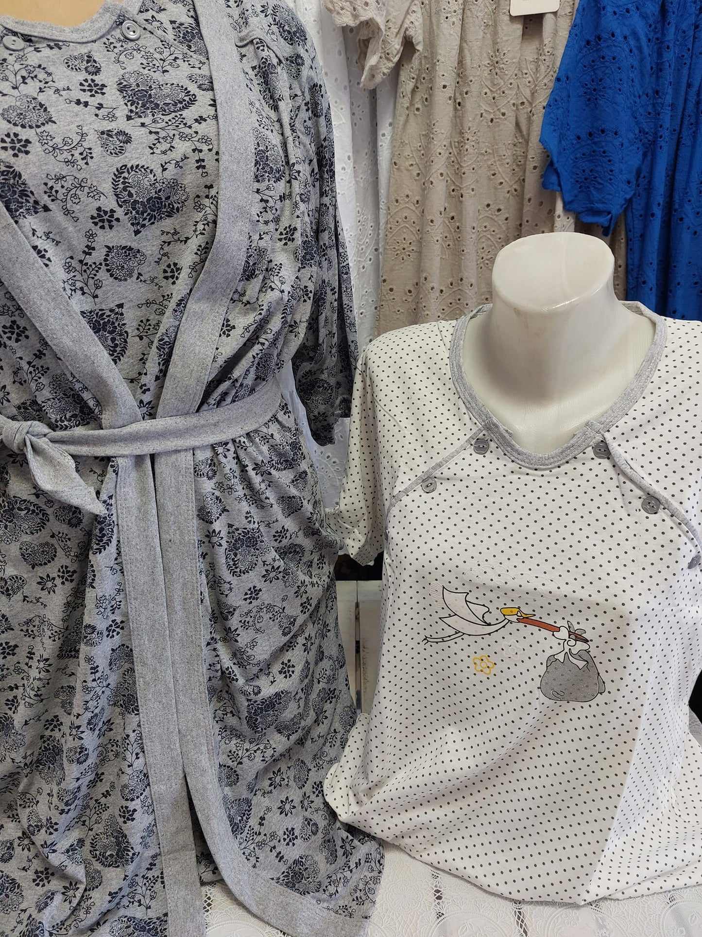 KOMPLET ZA TRUDNICE - SET OGRTAČ I 2 SPAVAĆICE KRATKIH RUKAVA