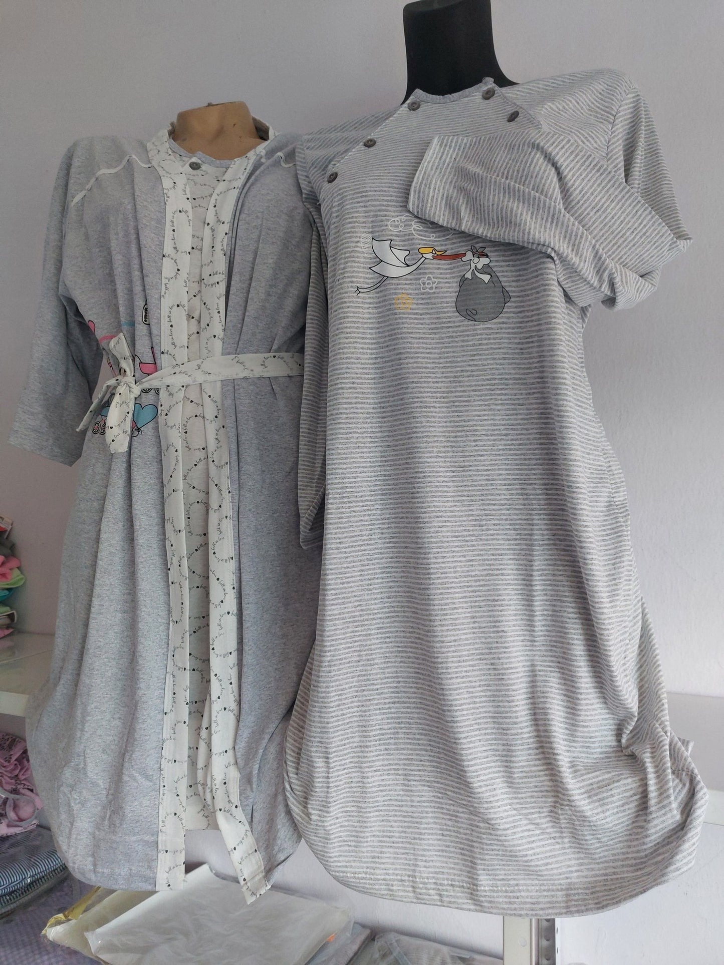 KOMPLET ZA RODILIŠTE 3 DIJELA OGRTAČ + SPAVAĆICA KRATKIH RUKAVA + SPAVAĆICA DUGAČKIH RUKAVA